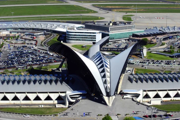 Vue aérienne d'un terminal d'aéroport moderne avec une architecture distinctive.