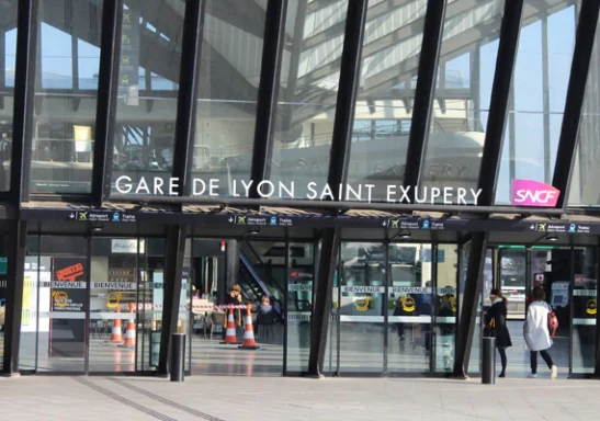 Entrée de la Gare de Lyon Saint-Exupéry avec grands panneaux vitrés.