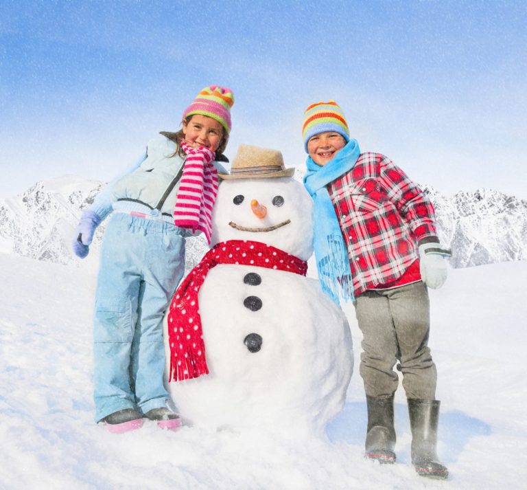 enfant jouant à la neige