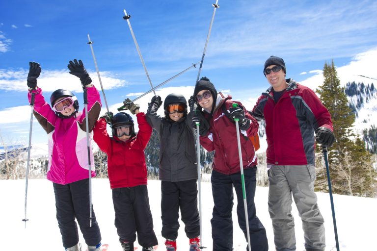 famille en vacances au ski