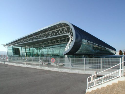 Bâtiment moderne avec une façade en verre et une structure futuriste.